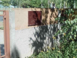 Николаевскую гимназию обнесли забором из фанеры