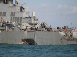 Корабли 4 стран ищут матросов эсминца США, который столкнулся с танкером