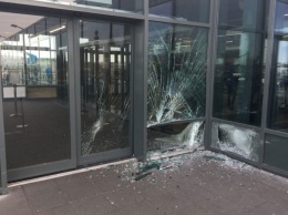 Автомобиль врезался в здание аэропорта в Исландии