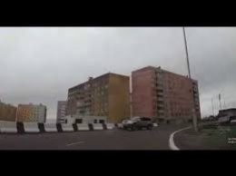 ВИДЕО ДТП на России: мотоциклист с пассажиром вылетел под внедорожник и погиб