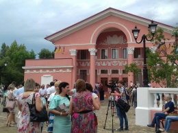 Президент Украины открыл театр в Северодонецке