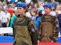 Мотопробег, митинг и прыжок с высотки: как в России отметили День флага