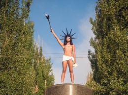 Обнаженная активистка FEMEN изобразила "шоколадную" статую Свободы (фото)