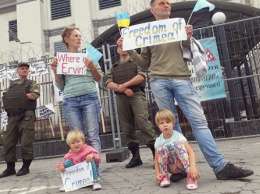 Активисты под посольством РФ в Киеве вновь напомнили о людях, похищенных в Крыму (ФОТО, ВИДЕО)