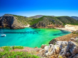 Власти Сардинии запретили туристам разбирать песок с пляжей на сувениры