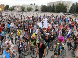 2 тысячи велосипедистов в вышиванках проехались по Кременчугу в День независимости Украины (ФОТО)
