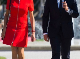 Ставка на красное: Бриджит Макрон в Louis Vuitton