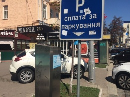 В Киеве уволили уже 50 парковщиков, продолжающих собирать с водителей деньги