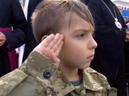 Внук Ады Роговцевой стал героем парада на Крещатике