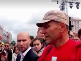 В Киеве набросились на мужчину с плакатом "Порошенко - наш гетьман", появилось видео