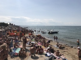 Пляжи переполнены - курортники ссорятся за место под солнцем