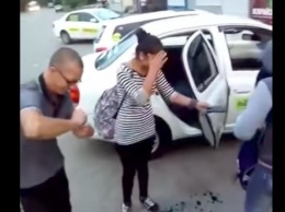 Хабаровский таксист заставил умыться зеленкой не оплативших поездку пассажиров