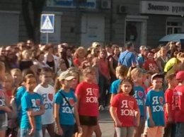 "Юные моряки" Мариуполя станцевали в центре города (ФОТО)