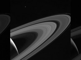 NASA опубликовало новую фотографию Сатурна и Тефии