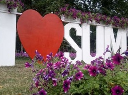 В центре города снова появился знак «Я люблю Сумы», теперь с цветами (+фото)
