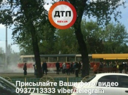 В Киеве трамвай на ходу задымился. Пассажиров эвакуировали