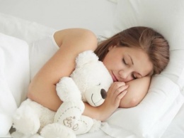 Медики рассказали о преимуществах сна на боку