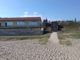 На запорожском курорте бывший регионал отобрал у детского лагеря пляж