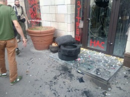 На Грушевского громят магазин, владельцы которого стерли «иконы" майданщиков
