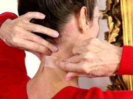 Бьюти-странности: зачем женщины клеят скотч на шею?