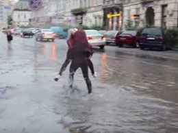 Жители Ивано-Франковска делятся фотографиями жуткого ливня, затопившего город