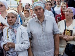 Спешили в церковь: В Одессе верующие прошли мимо страшной аварии (ВИДЕО)