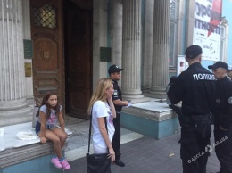 В центре Одессы цыганка преследовала девочку: ее спасли полицейские