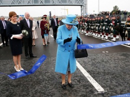 Королева Елизавета лично открыла мост в Шотландии высотой 207 метров