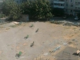 В Мариуполе установили лавки посреди футбольного поля (ФОТО)