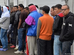 Глава МВД ФРГ призвал сократить социальные выплаты беженцам