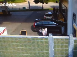 Пожилой автомобилист упорно ломился в магазин, перепутав педали (видео)