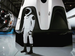 Илон Маск продемонстрировал скафандр от SpaceX в полный рост