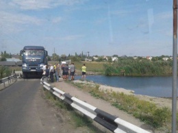В Николаевской области грузовик MAN разрушил понтонный мост через реку Ингул