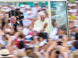Папа Римский рассек бровь во время поездки на авто