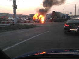 В Симферополе горевший на трассе фургон потушила бетономешалка