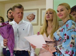 Мамы, родившие в День города, получили от Бориса Филатова подарочные сертификаты на общую сумму почти 200 тысяч гривен