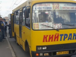 В Киеве водитель автобуса устроил скандал семье погибшего военного: в конфликт вмешались ветераны АТО
