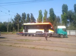"Татра-Юг" выводит на испытания свой новый трехсекционный трамвай (фото)