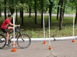 В Енакиево, в парке им. Н.А. Вознесенского состоялась велогонка с элементами фигурного вождения