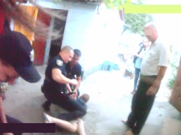 Семейная пара утром устроила скандал в центре Николаева - патрульным удалось угомонить их только с помощью наручников