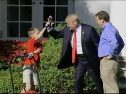Трамп дал 11-летнему мальчику покосить траву у Белого дома и заявил, что он станет президентом