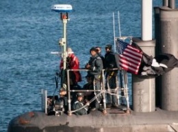 Американская атомная подлодка вернулась в порт под пиратским флагом