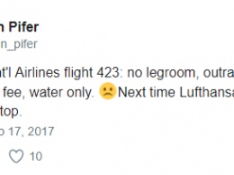 "Нет места для ног и дают только воду". Экс-посол США возмутился после перелета рейсом МАУ