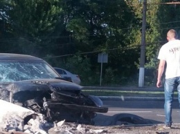 В Донецке автомобиль снес электроопору (ФОТО, ВИДЕО)