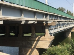 В Кривом Роге склоны отремонтированного моста №7 за 2 года размыло водой (ФОТО)