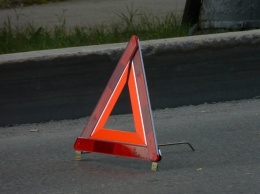 В Павлограде автомобиль сбил парня, сидевшего посередине дороги