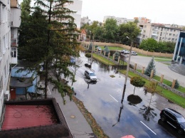 В Кременчуге не работает "ливневка". Улицы превратились в реки и моря (ФОТО)