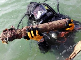 В Одесской области водолазы-саперы поднимают боеприпасы с затонувшего немецкого судна (фото)
