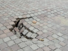 В Болграде провалилась тротуарная плитка из-за катакомб