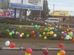 На Пушкинском кольце в Николаеве рассыпали сотни воздушных шариков, - ФОТО